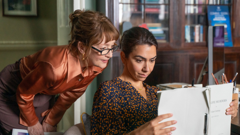   Susan (Lesley Manville) ser över Alice's (Danielle Ryan) shoulder at a manuscript in Magpie Murders