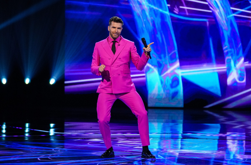   Joel Dommett trebuie să se miște în continuare.
