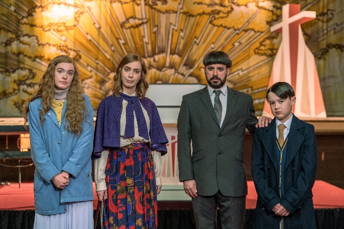   ไซมอน เบิร์ดนำทีมนักแสดงจากซีรีส์เรื่อง Everyone Else Burns