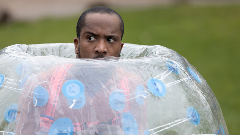   Mike (Kiell Smith-Bynoe) filmis Ghosts in zorb ball