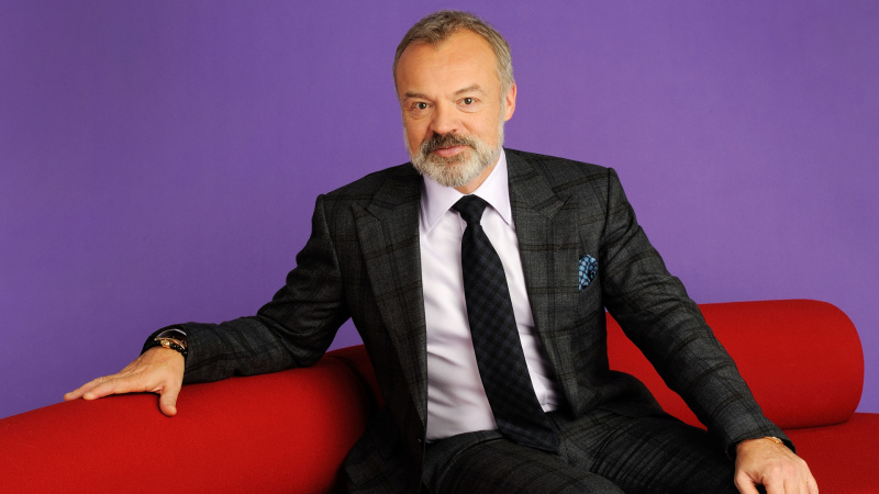   Graham Norton punasel diivanil