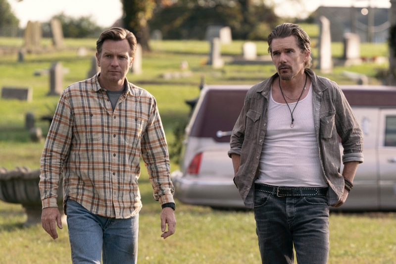  Raymond ja Ray saates Apple TV Plus koos Ewan McGregori ja Ethan Hawke'iga kui probleemsed vennad oma isa juures's funeral.