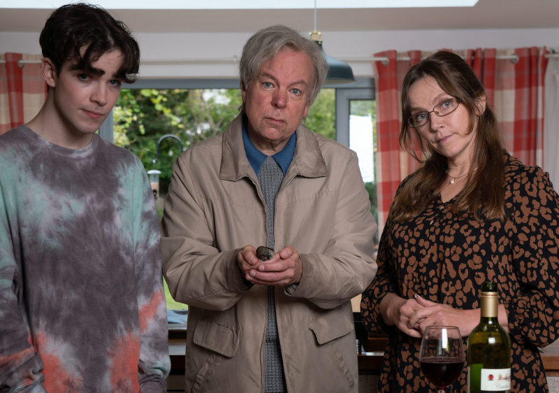   TV stasera Chi viene a bussare alla porta della casa di Helen e del figlio Zach?