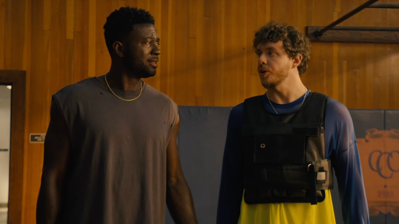   Sinqua Walls i Jack Harlow kao Kamal i Jeremy koji bulje jedno u drugo na košarkaškom igralištu u White Men Can't Jump