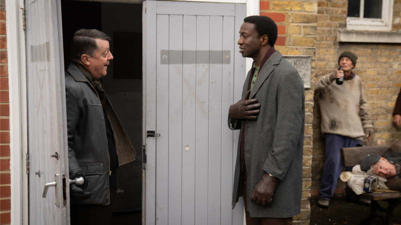   Ο Cyril (Zephryhn Taitte) μιλά στον Norman Clint (Neil Bromley)