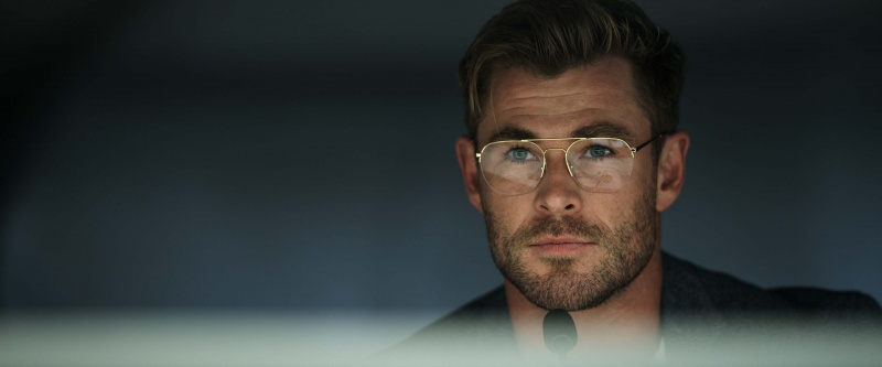   TV šį vakarą Chrisas Hemsworthas vaidina eksperimentinio kalėjimo vadovą