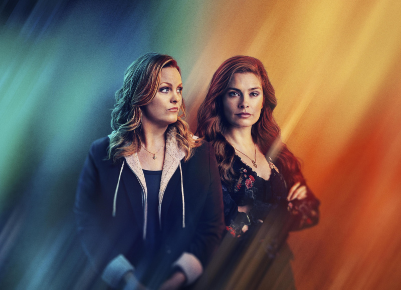   For Her Sins -avaintaide, jossa Laura (Jo Joyner) ja Emily (Rachel Shenton) seisovat vierekkäin sateenkaarityylisten värien monivärisen gradienttitaustan edessä. Laura katsoo olkapäänsä yli Emilyytä, kun taas Emily katsoo suoraan kameraan.