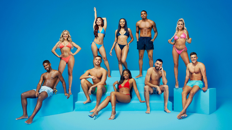   Love Island 2023 -kilpailijat asettuvat jonoon uuden sarjan alkuun