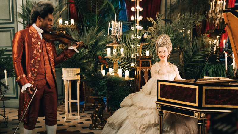   Ο Saint-Georges (YOLI FULLER), η Marie Antoinette (EMILIA SCHULE) παίζουν μουσική μαζί