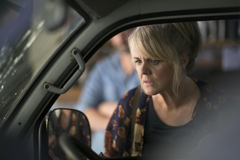   Ο Jean (Sally Lindsay) εξετάζει το τρακαρισμένο βαν που οδηγούσε ο σύζυγός του Rory όταν πέθανε
