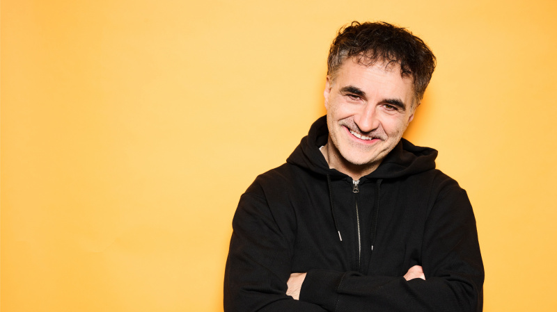   Süpervet's Noel Fitzpatrick against a yellow background