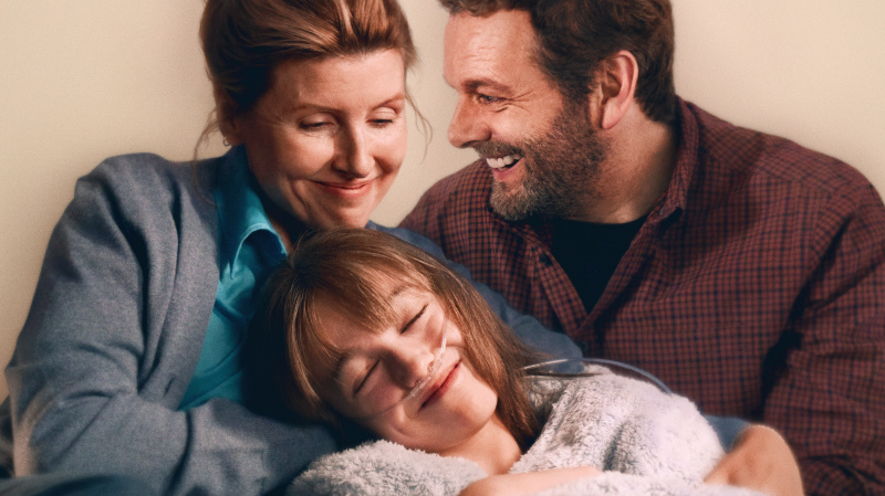   คีย์อาร์ตที่ได้รับความสนใจมากที่สุด โดยมี Nicci (Sharon Horgan), Marnie (Niamh Moriarty) และ Andrew (Michael Sheen) รวมตัวกัน