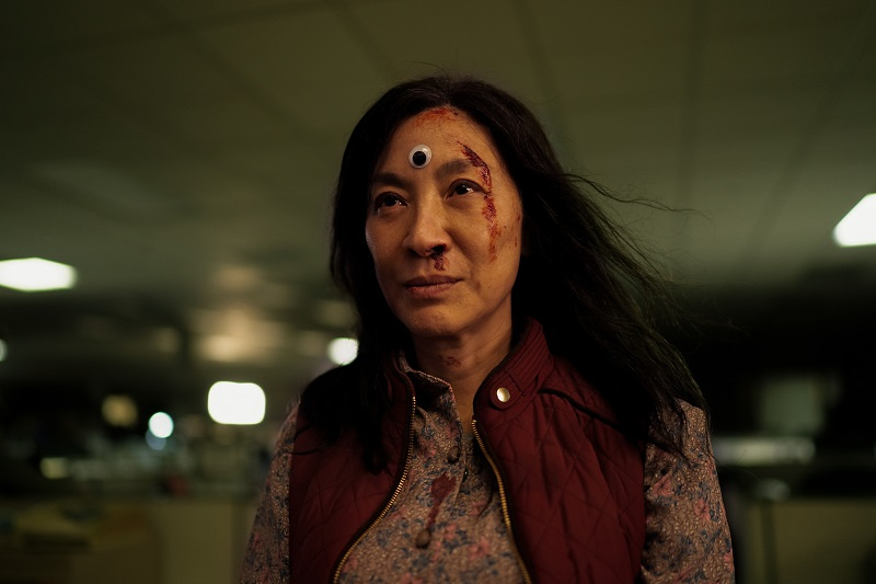   Michelle Yeoh s googly okom v strede čela a krvou nad ľavým okom