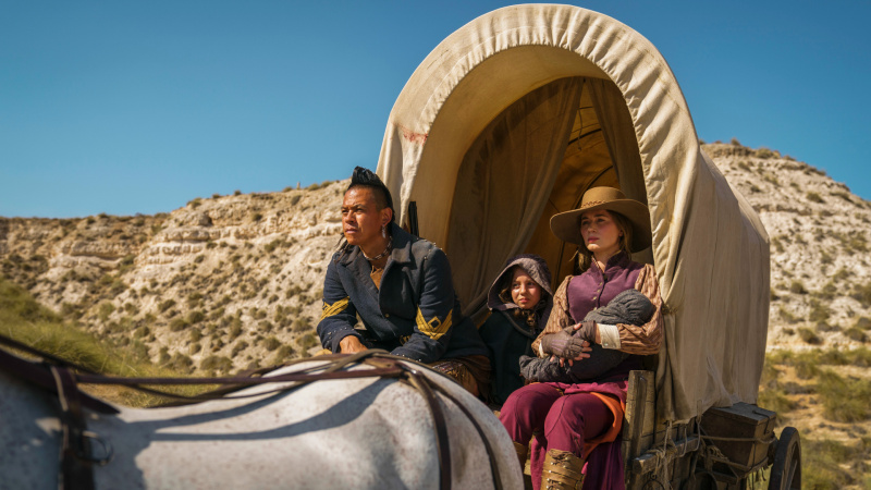   Eli Whipp (Chaske Spencer), Rachel (Matilda Ziobrowski) e Cornelia (Emily Blunt) em uma carroça puxada por cavalos