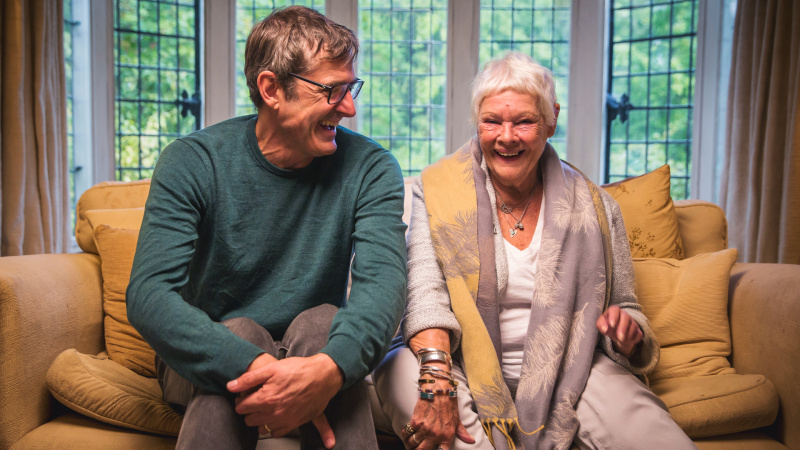   Louis theroux a Judi Dench so smiechom sedeli spolu na pohovke.