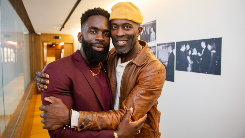   Jimmy Akingbola objíma svojho staršieho brata Sola