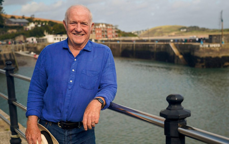  Rick Stein suyun yanında poz veriyor