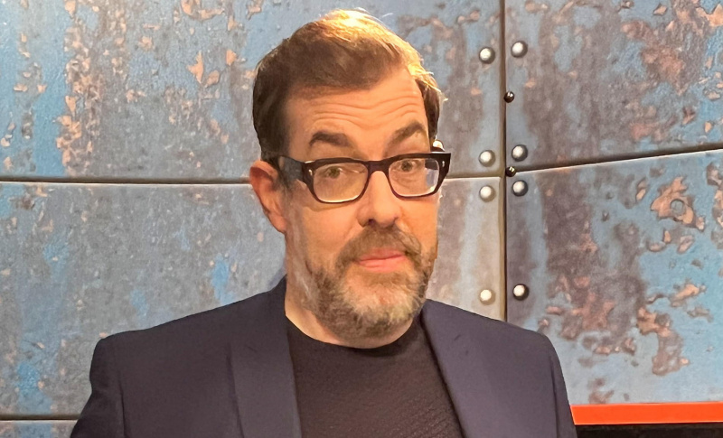   TV i kveld melder Richard Osman seg inn i bokklubben.
