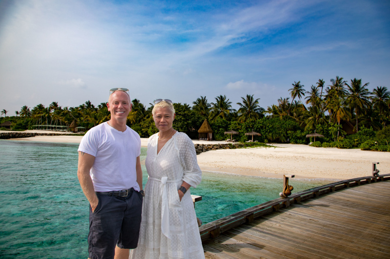   Monica Galetti ve Rob Rinder Joali Maldivler sahilinde.
