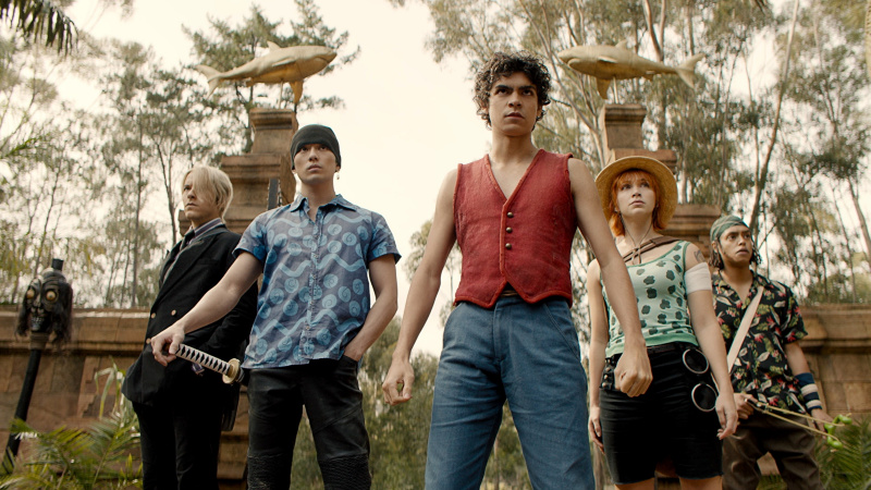   Põhiosa näitlejad, vasakult paremale: Sanji (Taz Skylar), Roronoa Zoro (Mackenyu Arata), Monkey D. Luffy (Iñaki Godoy), Nami (Emily Rudd) ja Usopp (Jacob Romero Gibson)