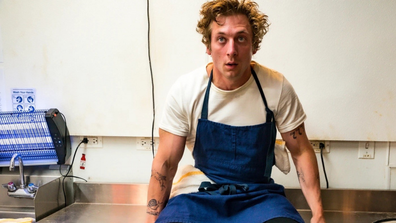   Jeremy Allen White ako Carmy sediaci v kuchyni na The Bear