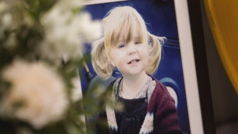   Ein Familienfoto von Maudie, Jason und Clara's young daughter.