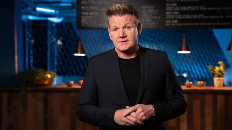   Gordon Ramsay in einem komplett schwarzen Outfit für Future Food Stars
