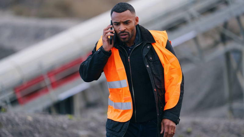   Will (LLOYD EVERIT) într-o jachetă hi-vis în sezonul 2 The Pact.