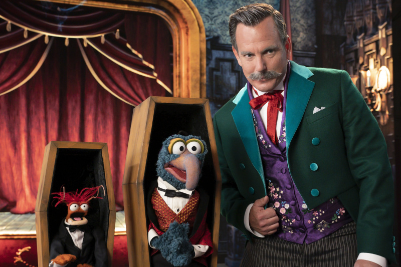   Gonzo și Pepe the Prawn pozează în sicrie cu Will Arnett pentru Muppets Haunted Mansion