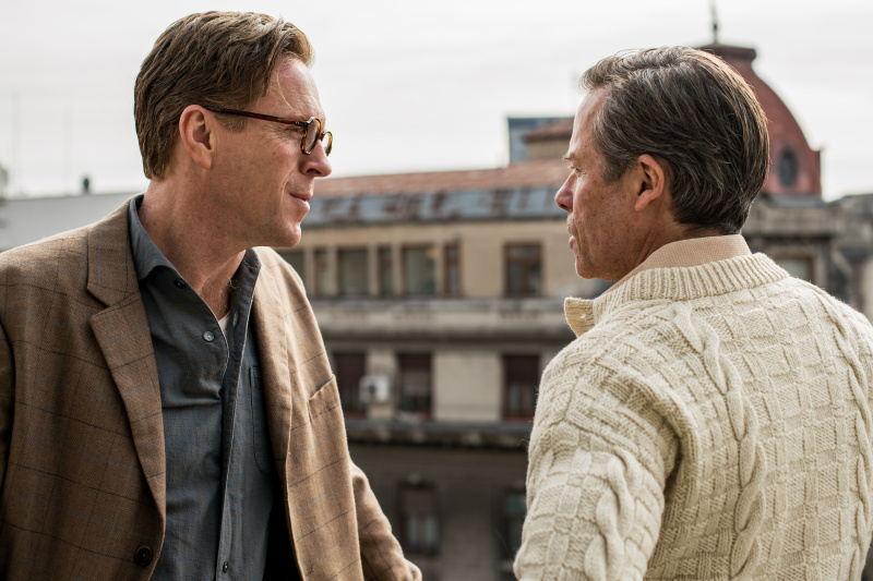   Damian Lewis, Nicholas Elliott rolünde Kim Philby (Guy Pearce) ile konuşuyor.