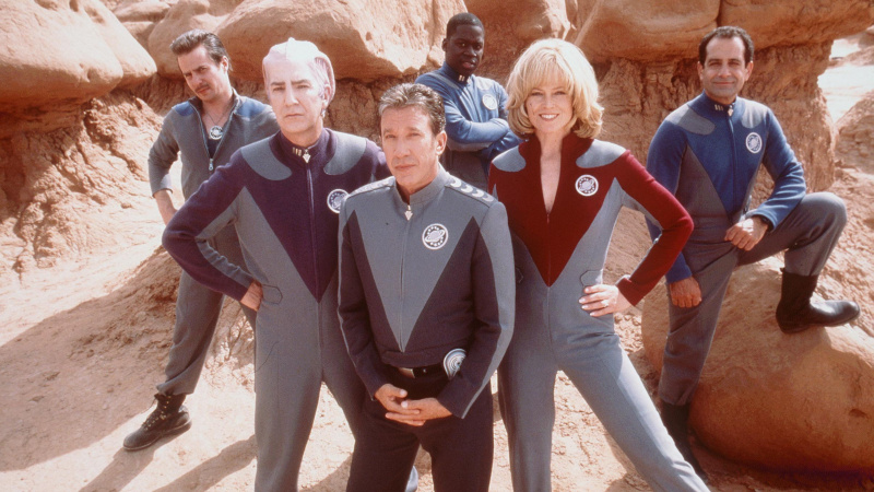   Galaxy Quest'te kostümlü Sam Rockwell, Alan Rickman, Tim Allen, Daryl Mitchell, Sigourney Weaver ve Tony Shalhoub (L-R)