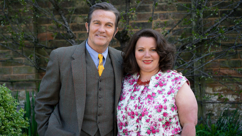  The Larkins - Pop Larkin [Bradley Walsh] ja Ma Larkin [Joanna Scanlan].