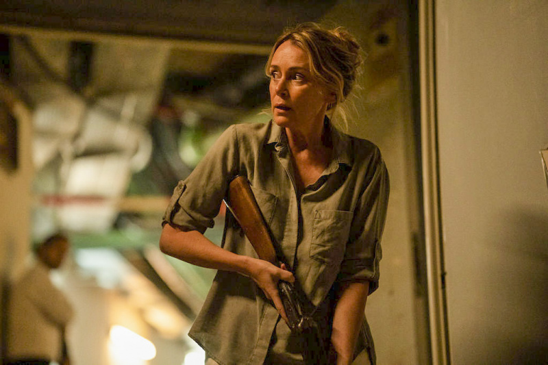   Keeley Hawes ควงปืนลูกซองใน Crossfire