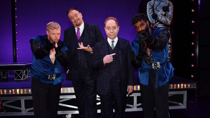   Rob Beckett y Romesh Ranganathan con Penn & Teller para Rob & Romesh vs Magic