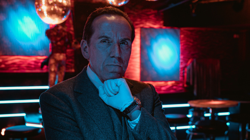   Ben Miller poartă rolul profesorului T