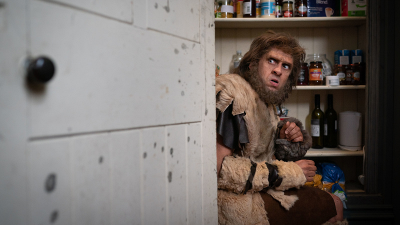   Robin (LARRY RICKARD) se ascunde într-un dulap în sezonul 4 Ghosts