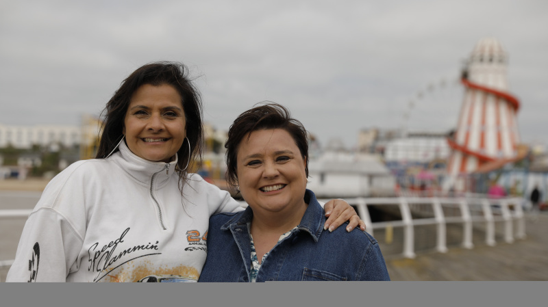   Susan Calman incontra Nina Wadia al Clacton Pier.