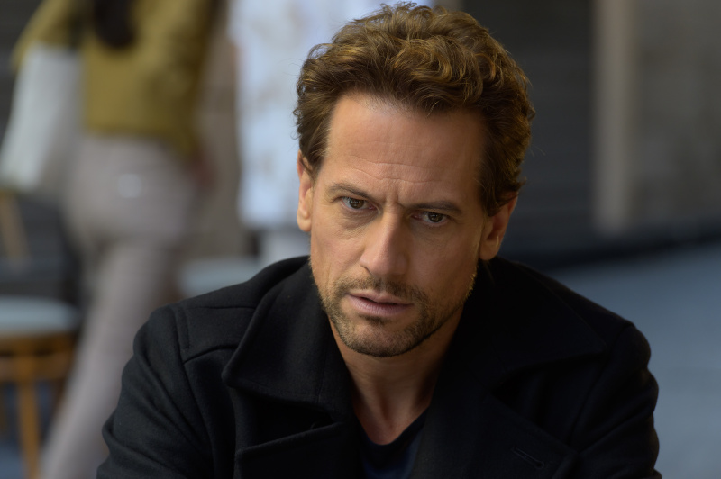   The Reunion su ITVX vede Ioan Gruffudd nei panni del romanziere Thomas Degalais.