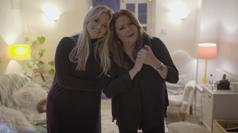   Emily Atack bok po boku so svojou matkou Kate Robbins