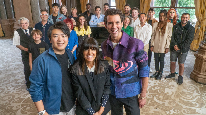   Claudia Winkleman era dietro i giudici di pianoforte Mika e Lang Lang