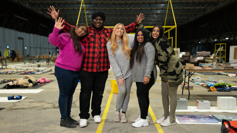   Stacey Solomon (al centro) con Harjoth, Roydel, Raaj e Simran per Sort Your Life Out stagione 2