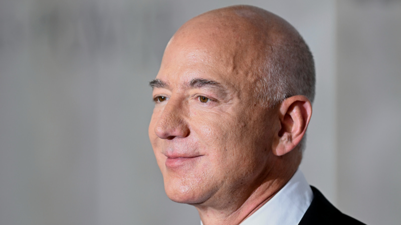   Jeff Bezos fotografato durante la premiere di The Rings of Power nell'agosto 2022