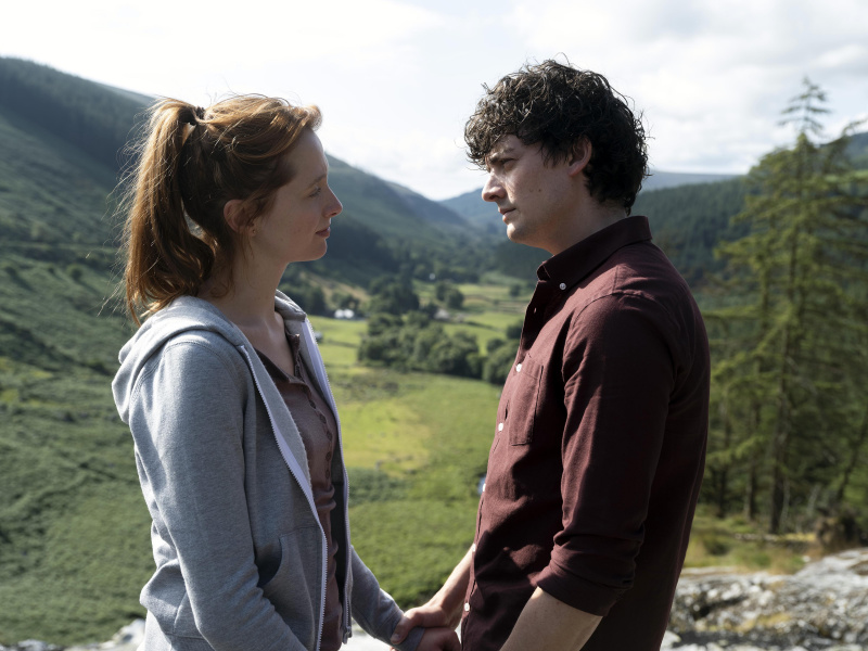   Poppy Gilbert e Aneurin Barnard nei panni di Abbie e Ryan in The Catch.