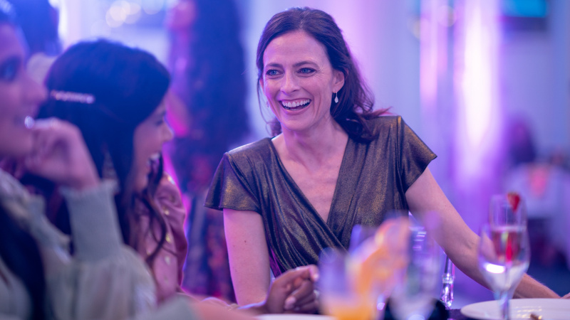   Catherine MacDiarmid (Lara Pulver) lächelt beim Ausgehen