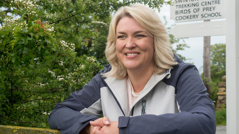   Sara Davies posiert für Spring Walks auf dem Swinton Estate in Yorkshire