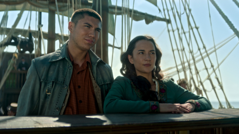   Archie Renaux nei panni di Malyen Oretsev, Jessie Mei Li nei panni di Alina Starkov sulla nave nella stagione 2 di Shadow and Bone