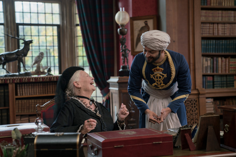   Judi Dench nei panni della regina Vittoria e Ali Fazal nei panni di Abdul Karim