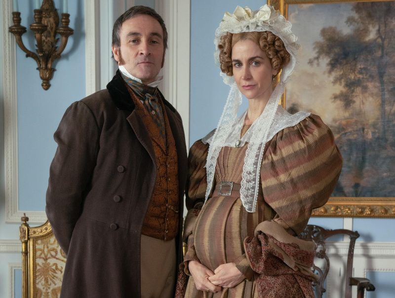   TV ikväll anländer kapten Sutherland och fru Elizabeth för att underteckna tidningarna