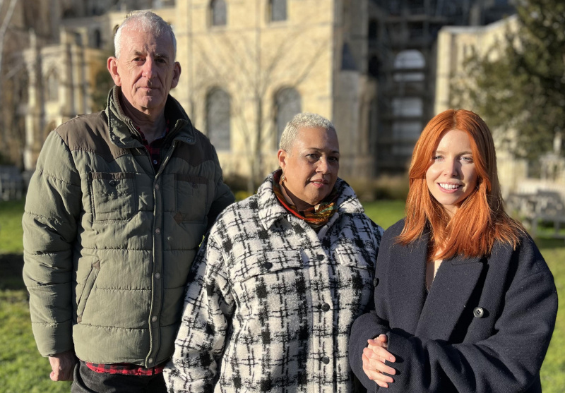   TV ikväll Chris och Mina Smallman med Stacey Dooley utanför Canterbury Cathedral