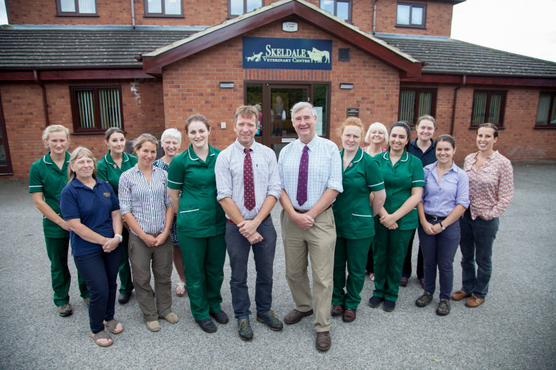   Veterinar iz Yorkshirea, sezona 16: članovi veterinarske ordinacije poziraju zajedno